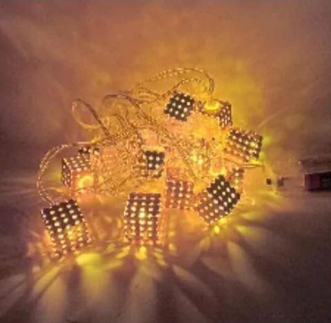 Guirnalda Cubo Dorado a Pilas (incluidas)