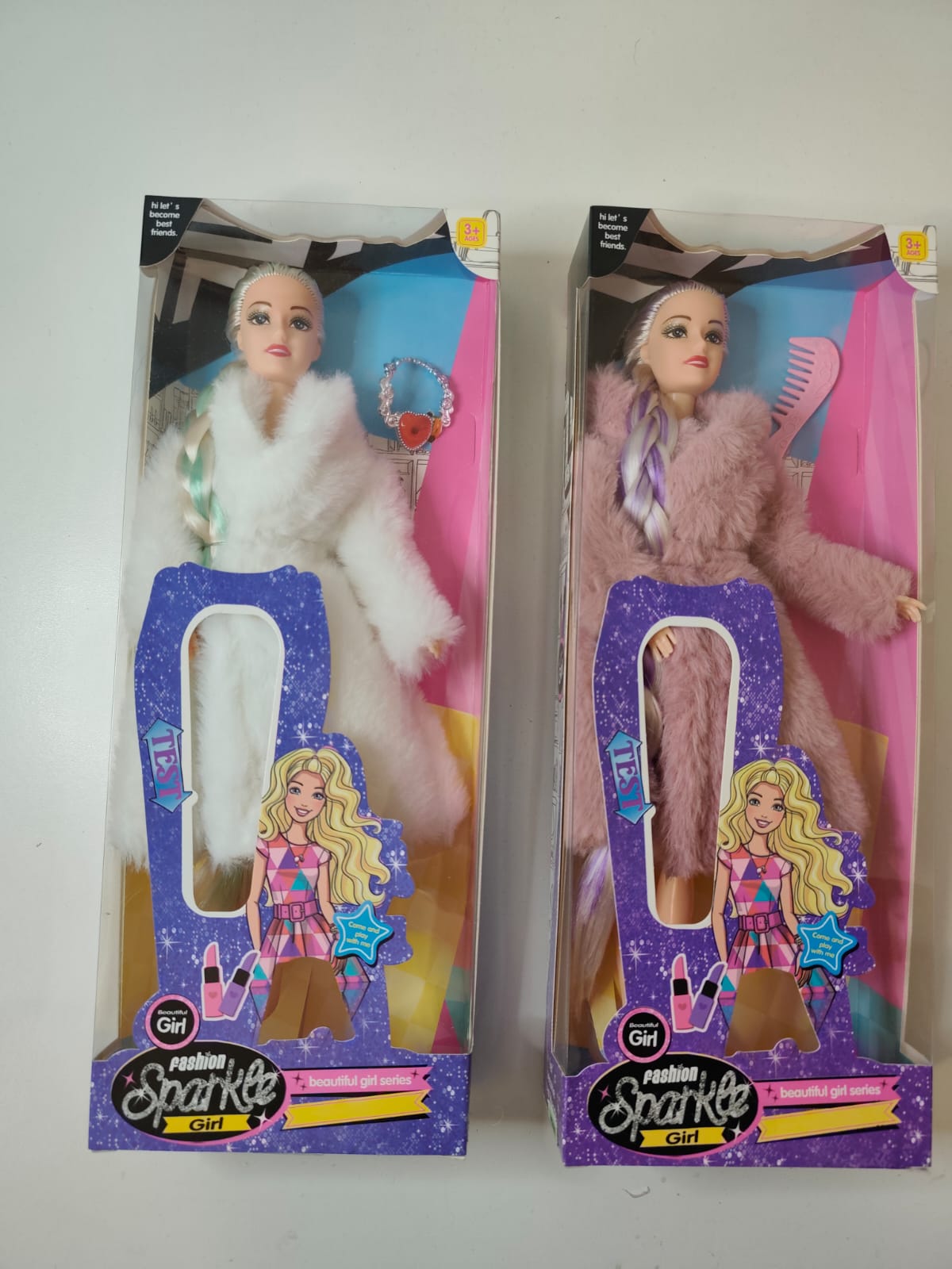 Muñeca con trenzas y tapado - JUGUETE